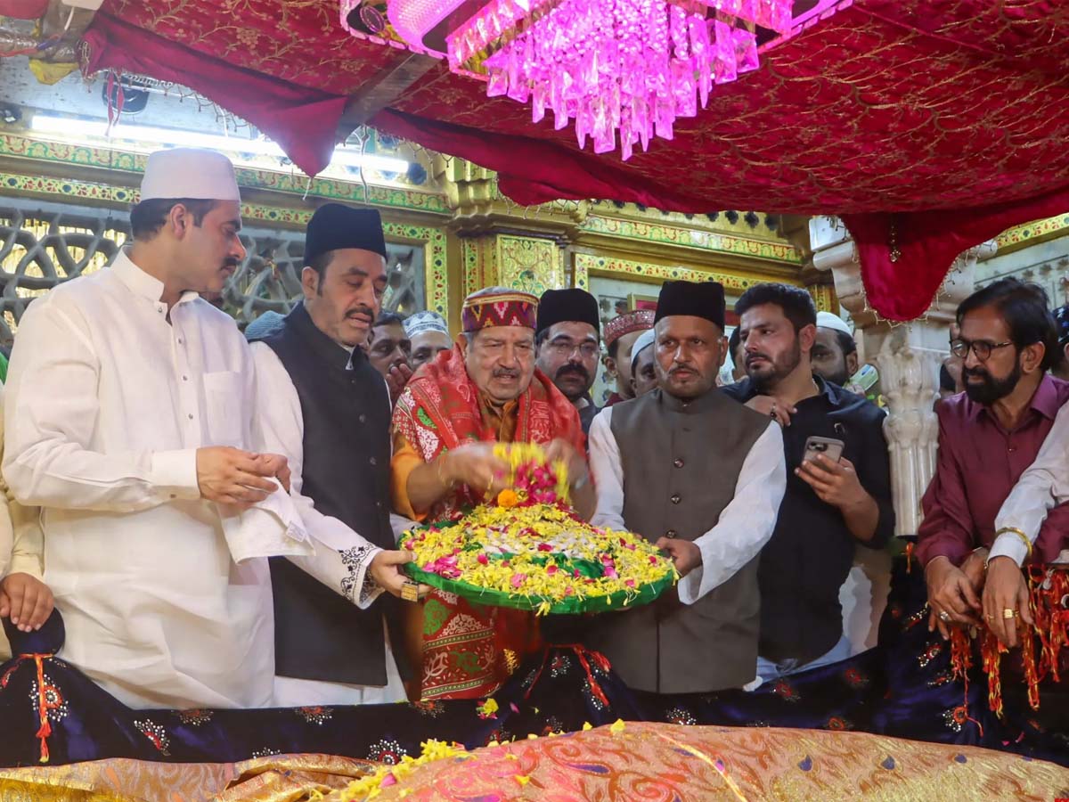 दिल्ली दरगाह पहुंचे RSS नेता इंद्रेश कुमार; मुस्लिम औरतों और वक्फ को लेकर कही ये बात दिल्ली दरगाह पहुंचे RSS नेता इंद्रेश कुमार; मुस्लिम औरतों और वक्फ को लेकर कही ये बात