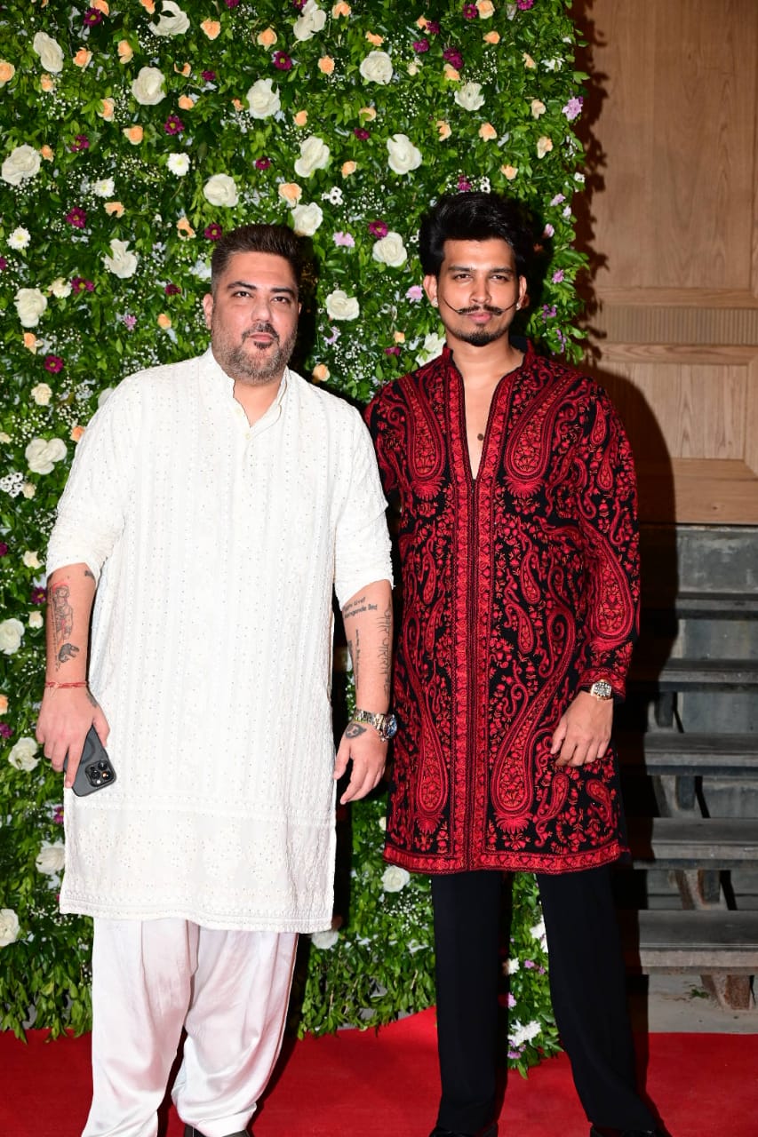 मरून कुर्ते में अंशुल गर्ग