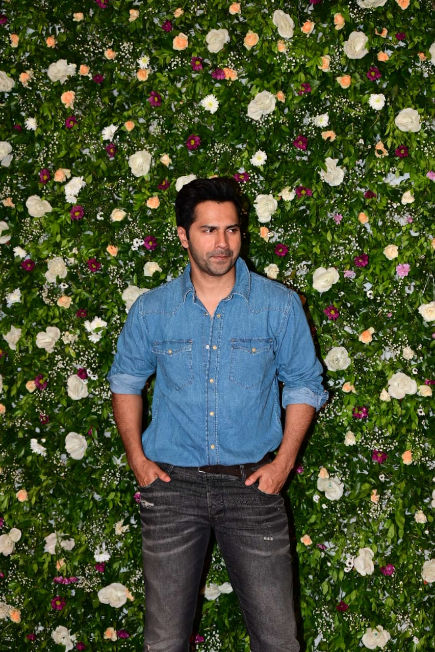 नीली शर्ट में वरुण धवन