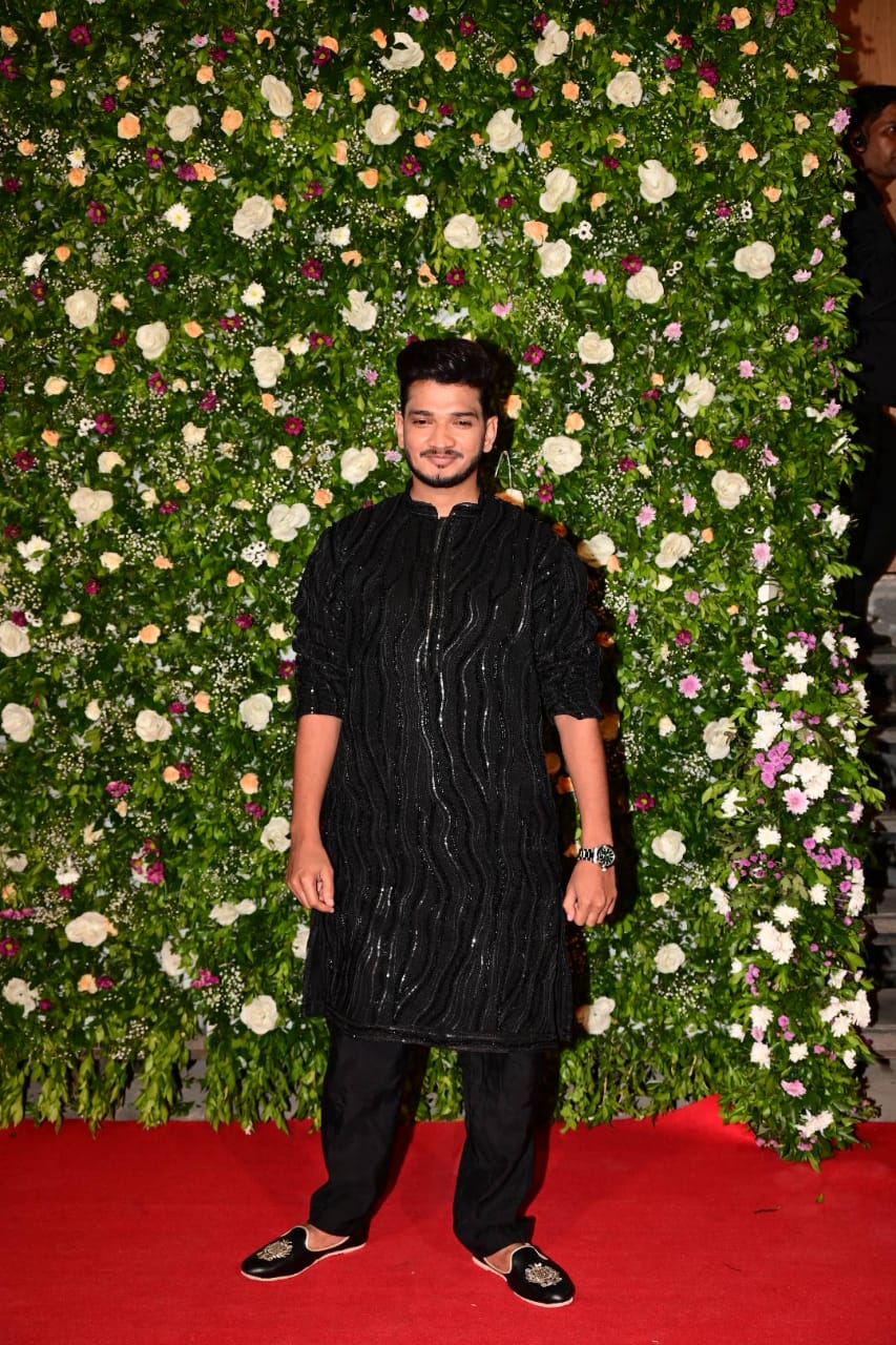 शिमरी कुर्ते में मुनव्वर फारुकी