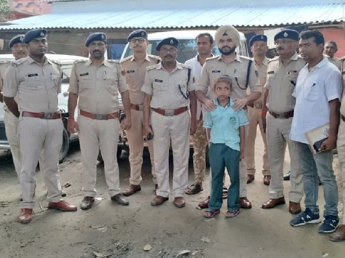 बच्चे के साथ पुलिस