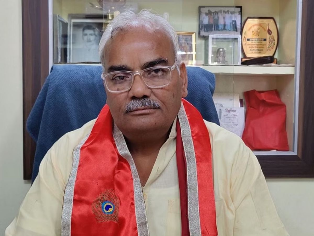 Kota News: भीलों के बीच दिवाली मनाने पहुंचे शिक्षा मंत्री मदन दिलावर, बोले- पुआ पापड़ी खाने आया हूं Kota News: भीलों के बीच दिवाली मनाने पहुंचे शिक्षा मंत्री मदन दिलावर, बोले- पुआ पापड़ी खाने आया हूं