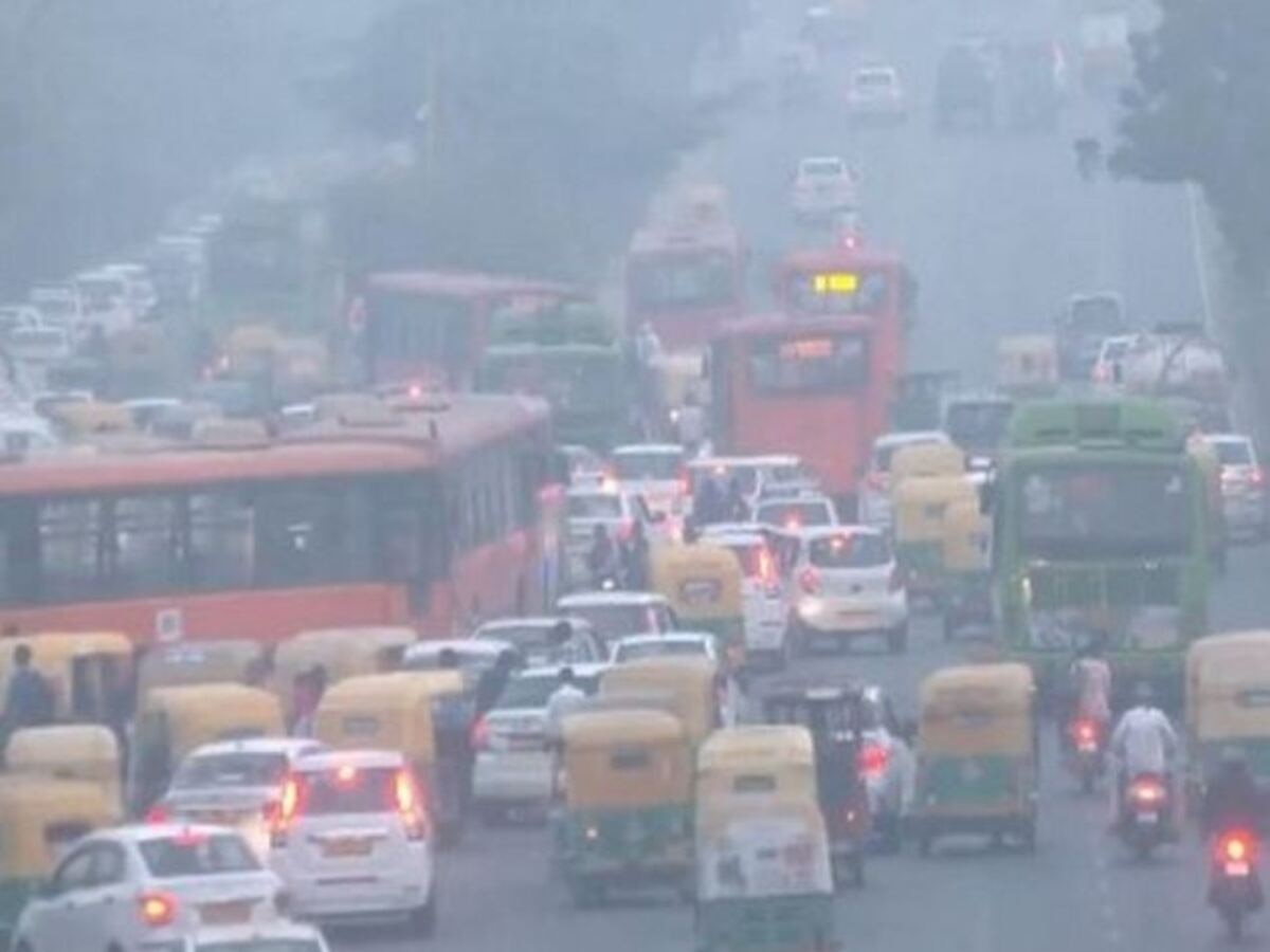 Delhi Pollution: दिवाली पर बिगड़ी दिल्ली की आबोहवा, आनंद विहार में हुआ 400 पार