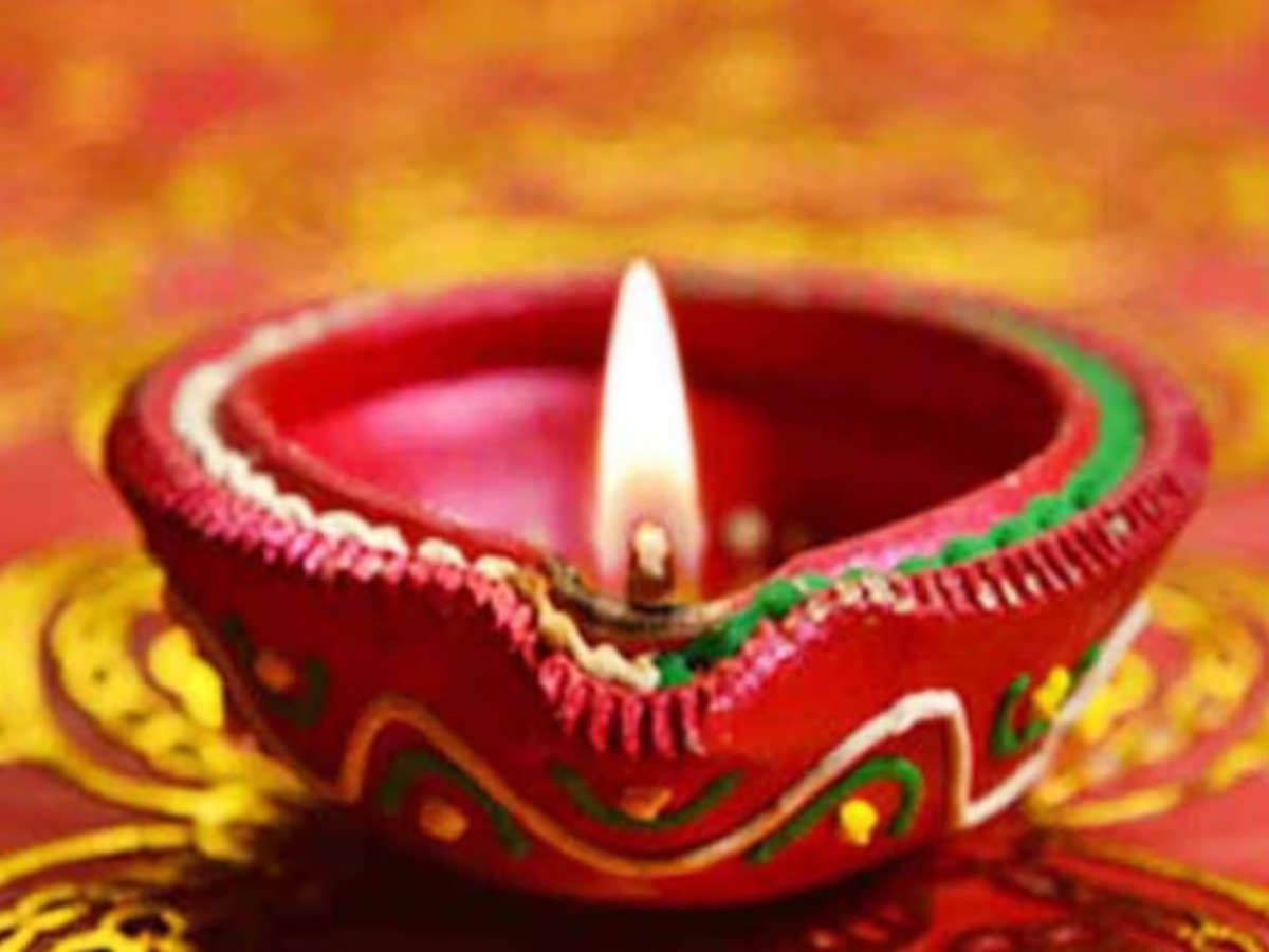 Diwali Songs: दीपावली स्टेस पर फोटो के साथ लगाए दिवाली के बेस्ट गाने, देखें Song की लिस्ट