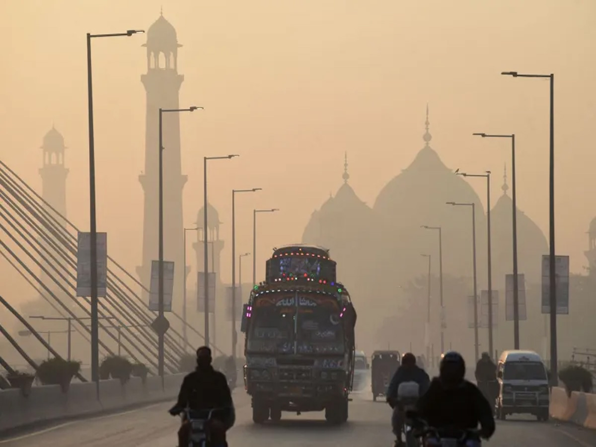 Pakistan: भारत नहीं पाकिस्तान में भी है प्रदूषण से हालात बदतर, स्कूलों को किया बंद Pakistan: भारत नहीं पाकिस्तान में भी है प्रदूषण से हालात बदतर, स्कूलों को किया बंद