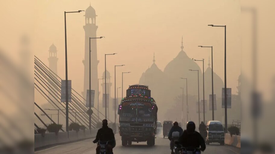 Pakistan: भारत नहीं पाकिस्तान में भी है प्रदूषण से हालात बदतर, स्कूलों को किया बंद