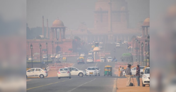 Weather Update: पटाखों के कारण जहरीली हुई दिल्ली की हवा, 400 पार पहुंचा AQI