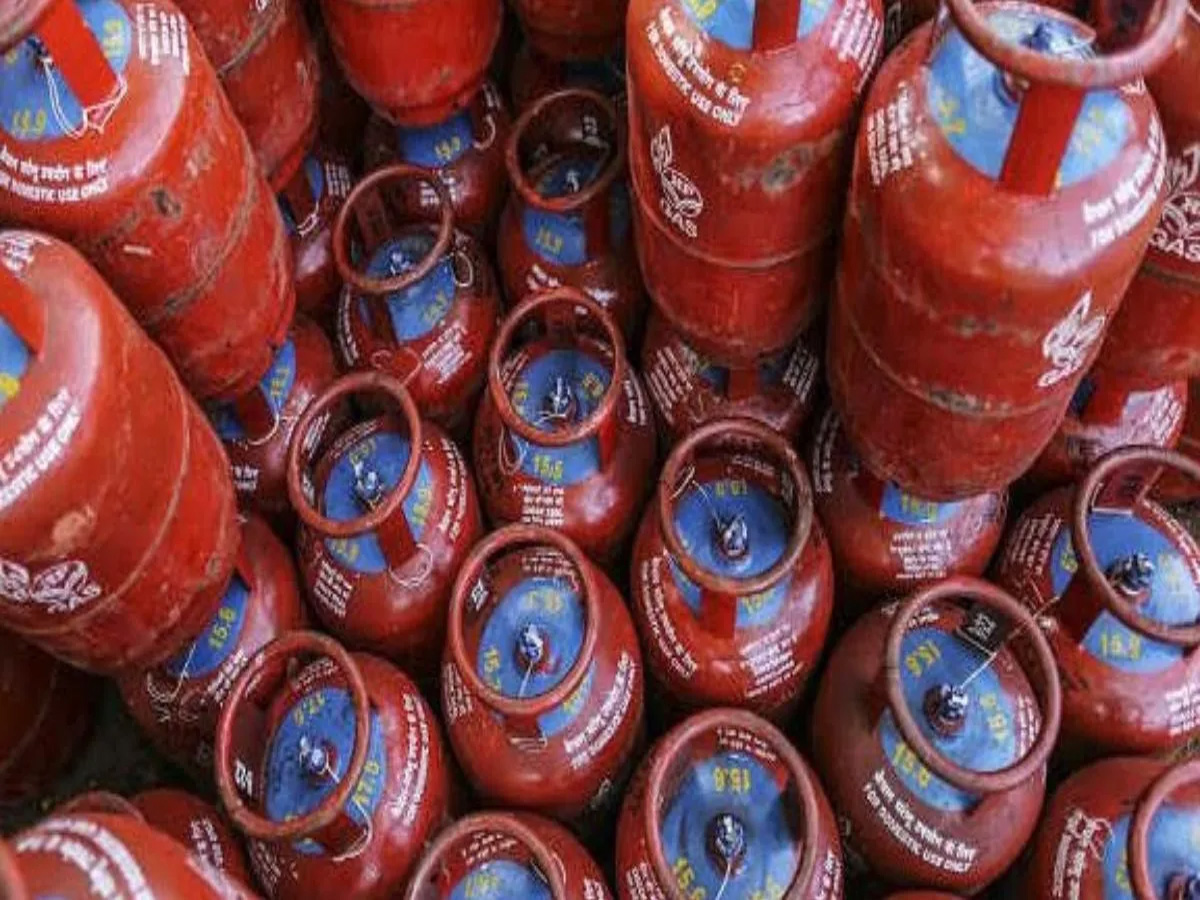 LPG Cylinder Price: 1 महीने में 2 बार बढ़े सिलेंडर के दाम, दिल्ली में पहुंची 1,802 रुपये कीमत LPG Cylinder Price: 1 महीने में 2 बार बढ़े सिलेंडर के दाम, दिल्ली में पहुंची 1,802 रुपये कीमत