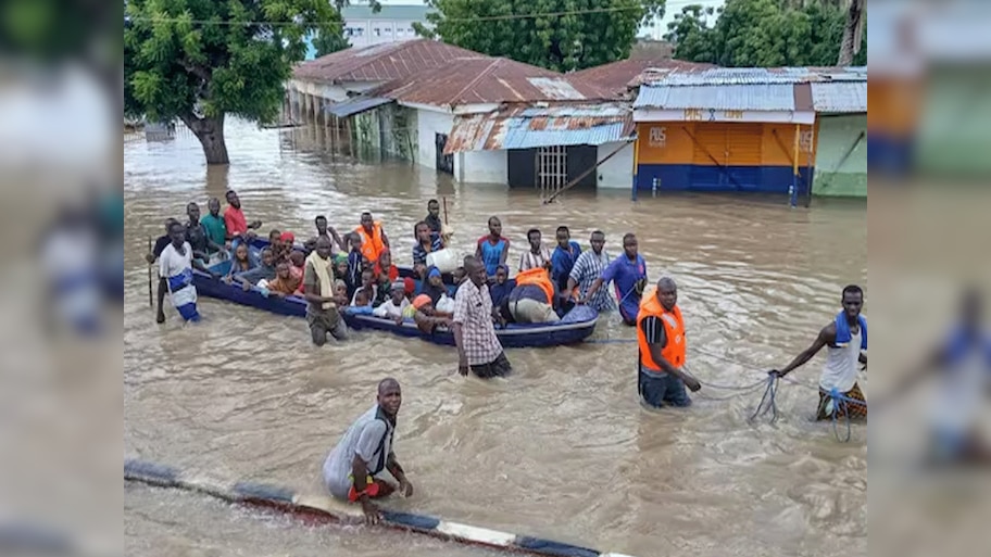 Nigeria Floods: नाइजीरिया में बाढ़ का कहर, 321 लोगों की मौत, 8 लाख लोग हुए बेघर