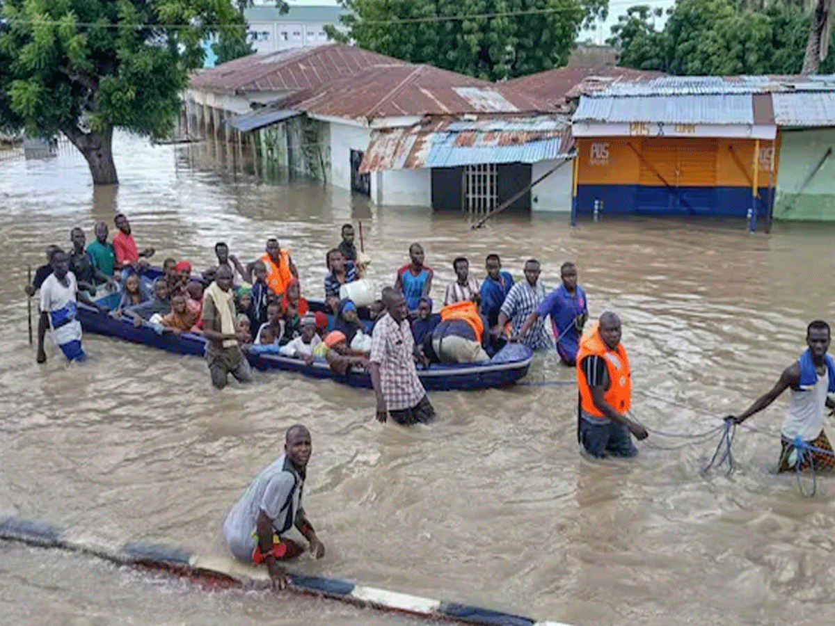 Nigeria Floods: नाइजीरिया में बाढ़ का कहर, 321 लोगों की मौत, 8 लाख लोग हुए बेघर Nigeria Floods: नाइजीरिया में बाढ़ का कहर, 321 लोगों की मौत, 8 लाख लोग हुए बेघर