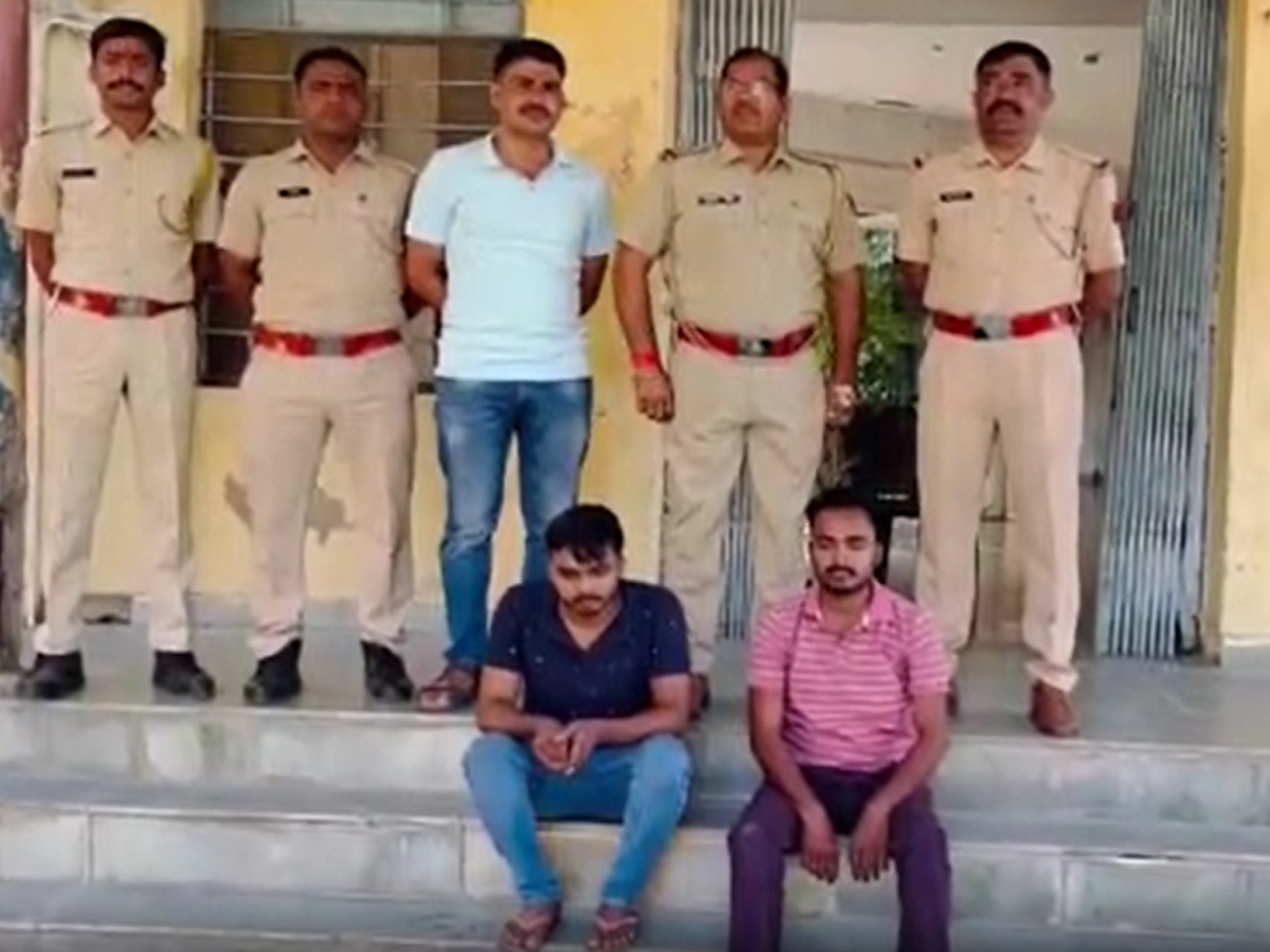 Rajasthan Crime: सिरोही में बदमाशों के हौसले बुलंद! पुलिस चौकी में घूसकर हेड कॉस्टेबल से की मारपीट, फाड़ी वर्दी Rajasthan Crime: सिरोही में बदमाशों के हौसले बुलंद! पुलिस चौकी में घूसकर हेड कॉस्टेबल से की मारपीट, फाड़ी वर्दी
