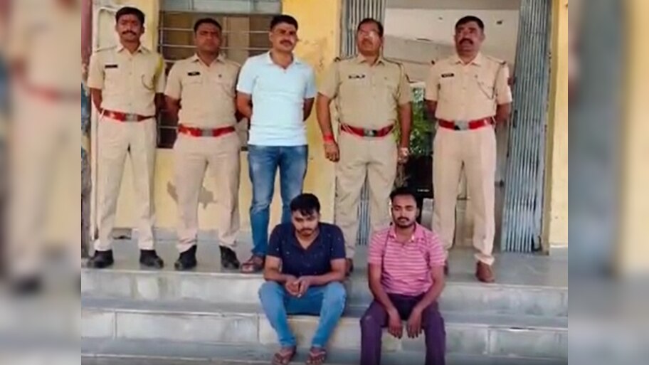 Rajasthan Crime: सिरोही में बदमाशों के हौसले बुलंद! पुलिस चौकी में घूसकर हेड कॉस्टेबल से की मारपीट, फाड़ी वर्दी