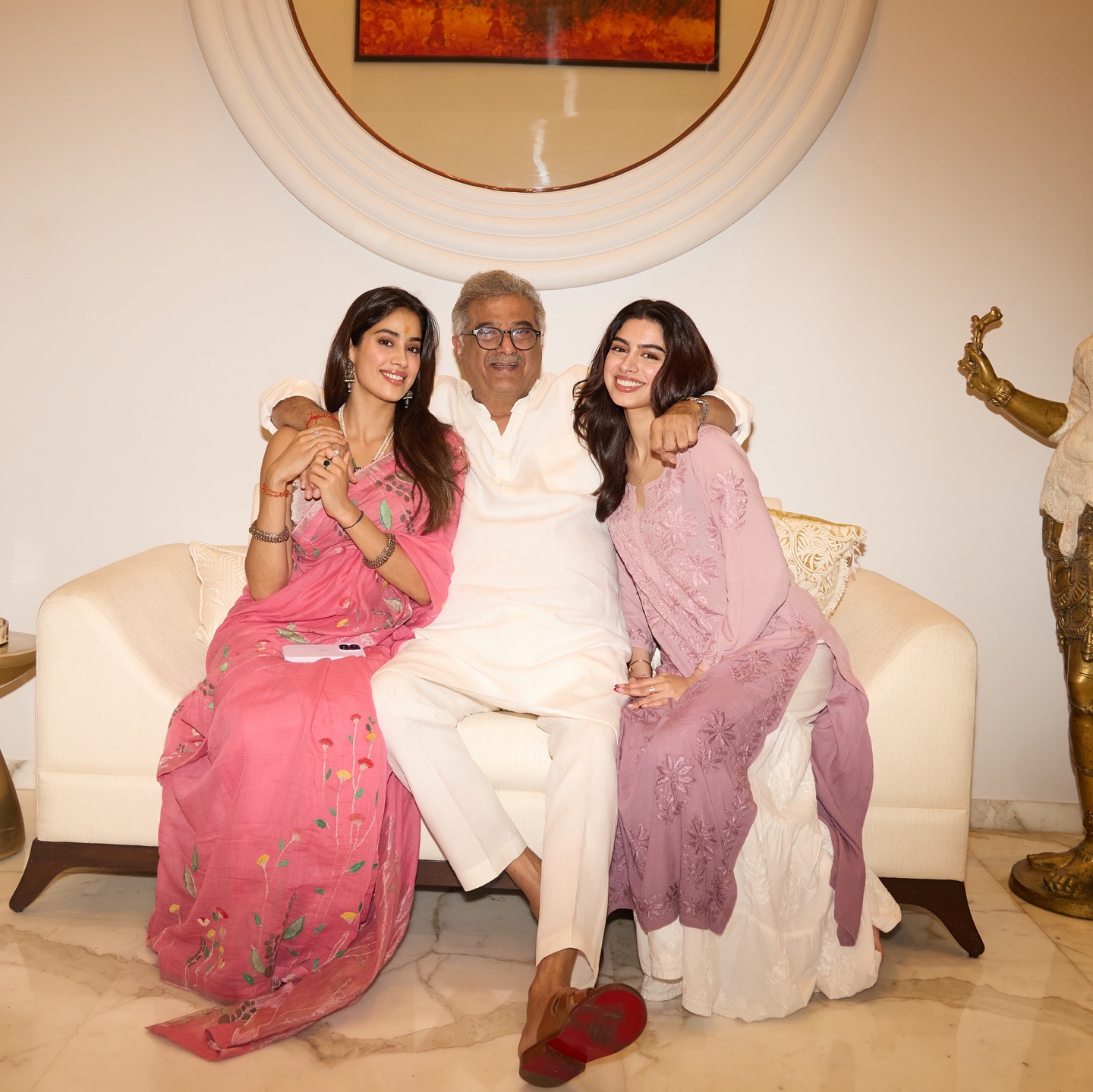 पिता बोनी और बहन खुशी संग मनाई दिवाली