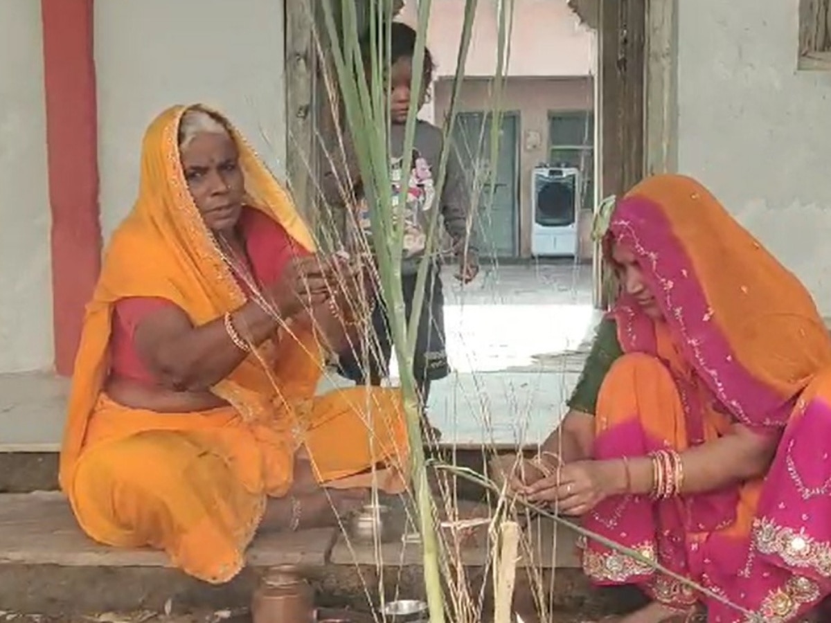 Bhilwara News: गोवर्धननाथ मंदिर में पूजा, गोबर से महिलाओं ने बनाए गोवर्धन देव