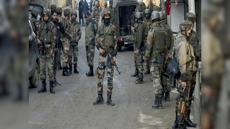 जम्मू कश्मीर: सुरक्षाबलों को मिली बड़ी सफलता, मुठभेड़ में 3 आतंकियों को किया ढेर, 4 जवान भी हुए घायल
