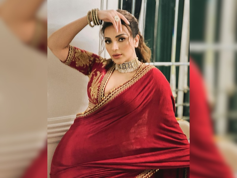 रेड साड़ी