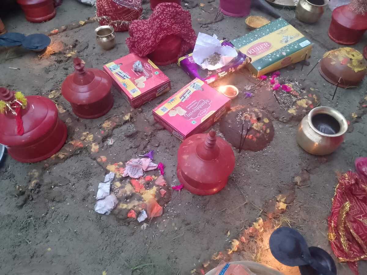 गोबर का पर्वत बनाकर पूजा की जाती है