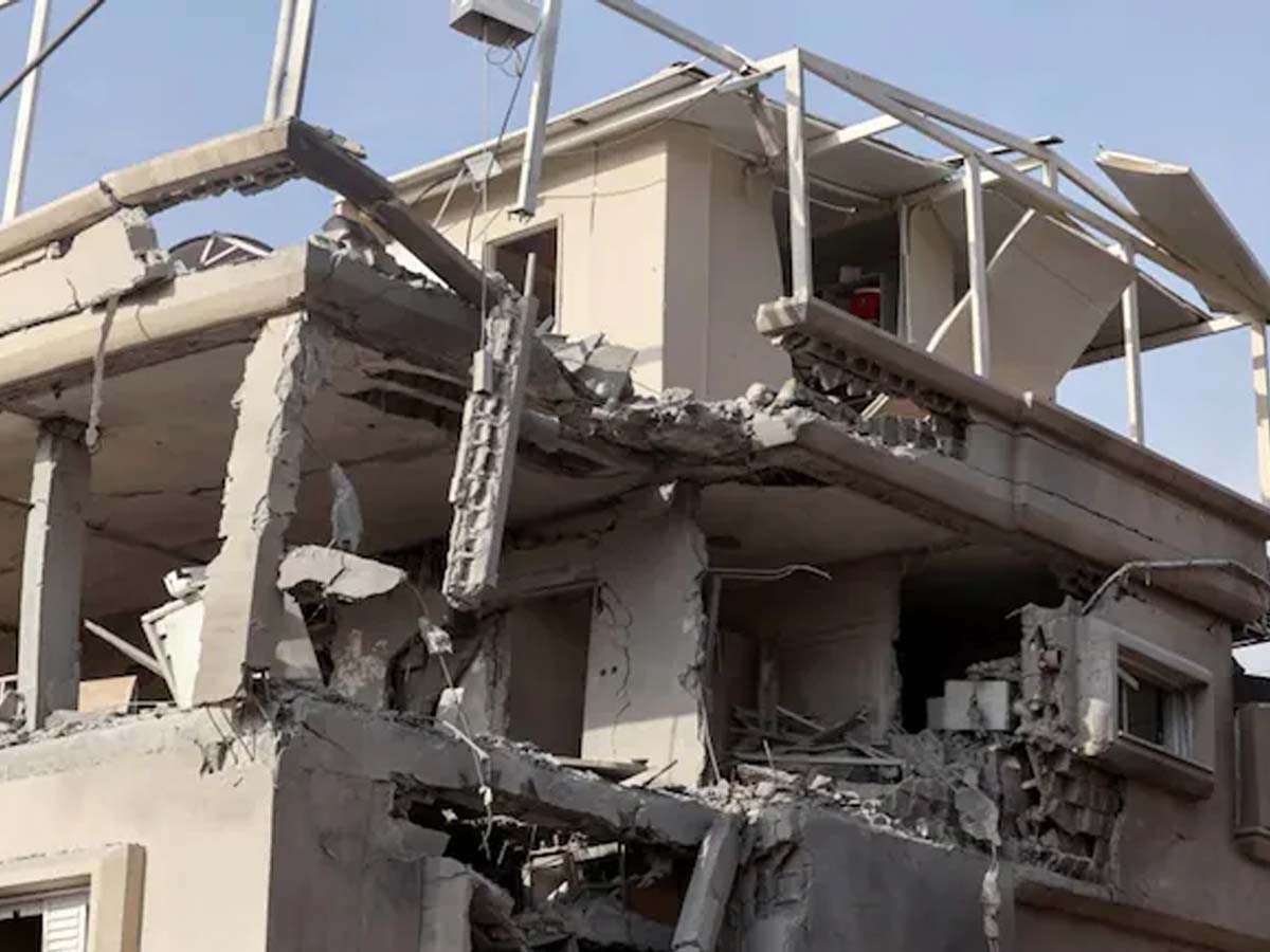 हिजबुल्लाह ने इजरायल के बीचो-बीच मिसाइल से किया हमला; 19 लोग हुए जख्मी हिजबुल्लाह ने इजरायल के बीचो-बीच मिसाइल से किया हमला; 19 लोग हुए जख्मी