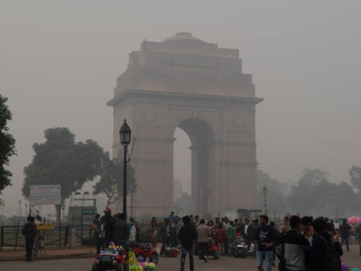 Weather Update: दिल्ली के तापमान में आई गिरावट, सुबह दिख रही धुंध, इन राज्यों में ठंड की दस्तक 