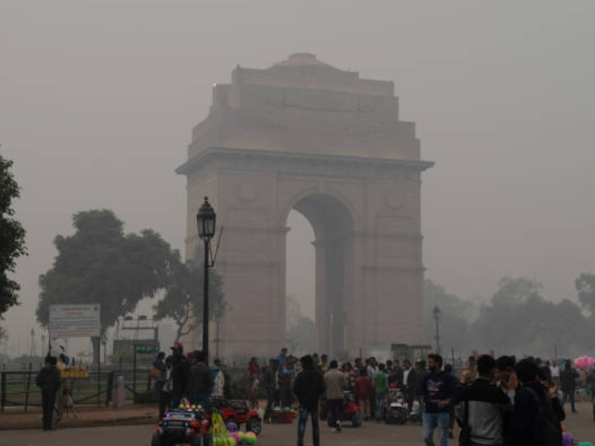 Weather Update: दिल्ली के तापमान में आई गिरावट, सुबह दिख रही धुंध, इन राज्यों में ठंड की दस्तक