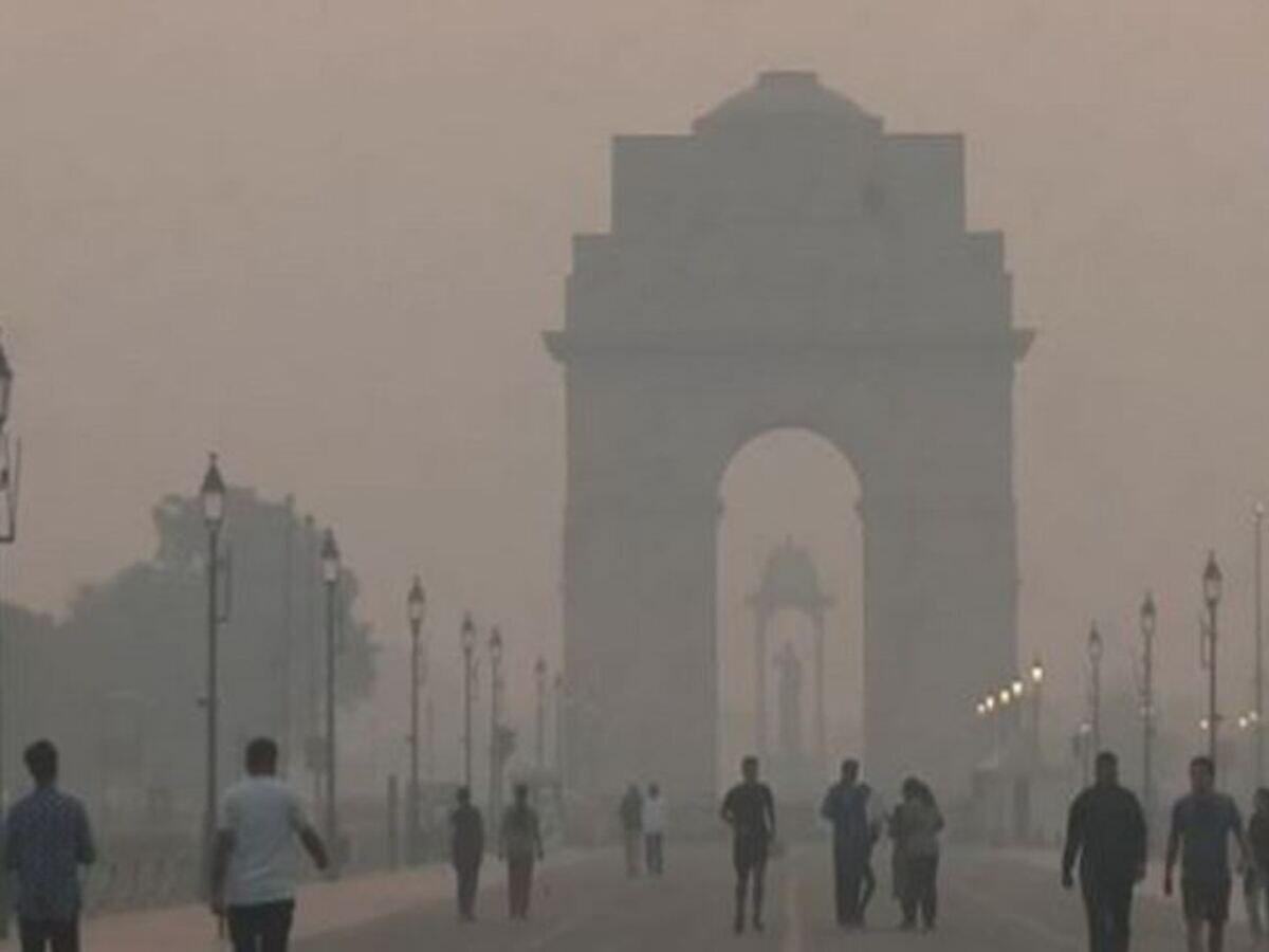 Delhi Pollution: हवा हुई बहुत खराब, दिल्ली में लोगों को सांस लेने में हो रही परेशानी