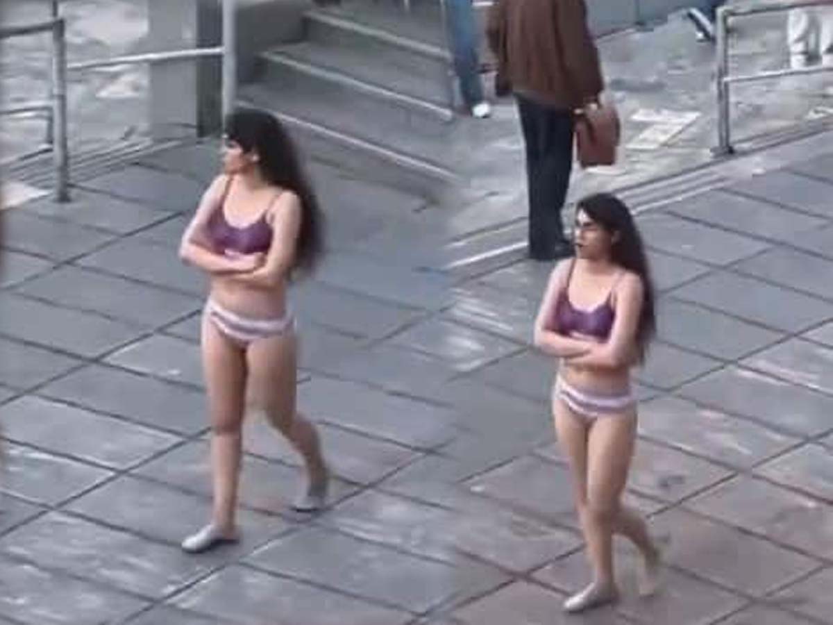 Viral Video: हिजाब वाले मुस्लिम देश में बिना कपड़ों के घूमने लगी लड़की; हैरान करने वाली है वजह Viral Video: हिजाब वाले मुस्लिम देश में बिना कपड़ों के घूमने लगी लड़की; हैरान करने वाली है वजह