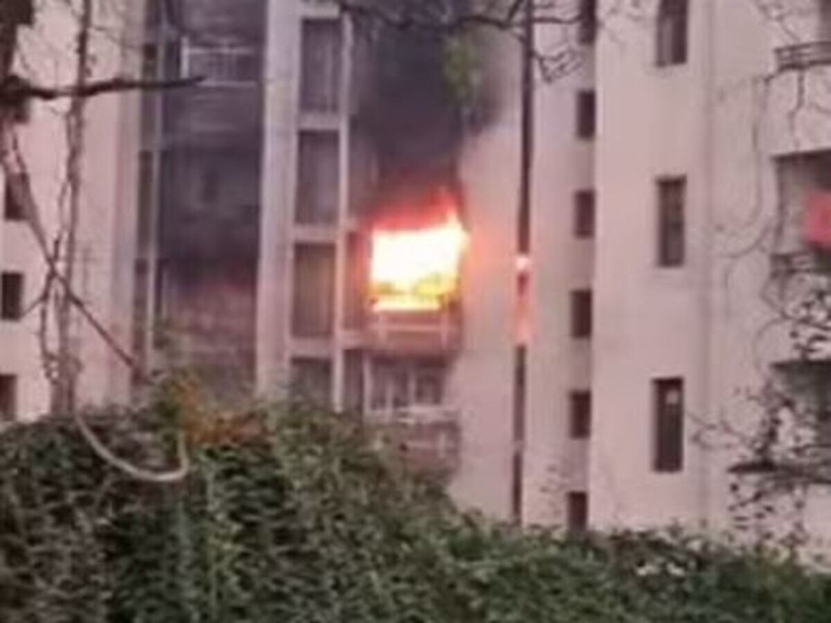 Noida Fire: अशोक विहार में स्थित अपार्टमेंट में लगी आग, फायर विभाग ने 25 मिनट में पाया काबू