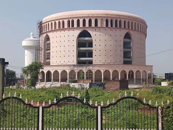 सोशल मीडिया पर मौजूद 'दारुल उलूम' के सभी खाते हैं फर्जी; फतवों पर न करें भरोसा  