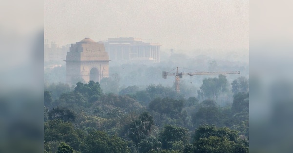 Delhi Pollution: दिल्ली के इन 8 इलाकों में AQI 400 पार, सांसों में घुल रही जहरीली हवा!