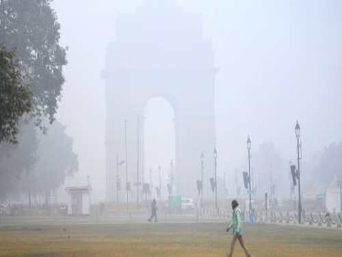 Delhi Weather: राजधानी में ठंड ने दी दस्तक, गिरने लगा तापमान, आज से दिल्ली में छा सकता है कोहरा 