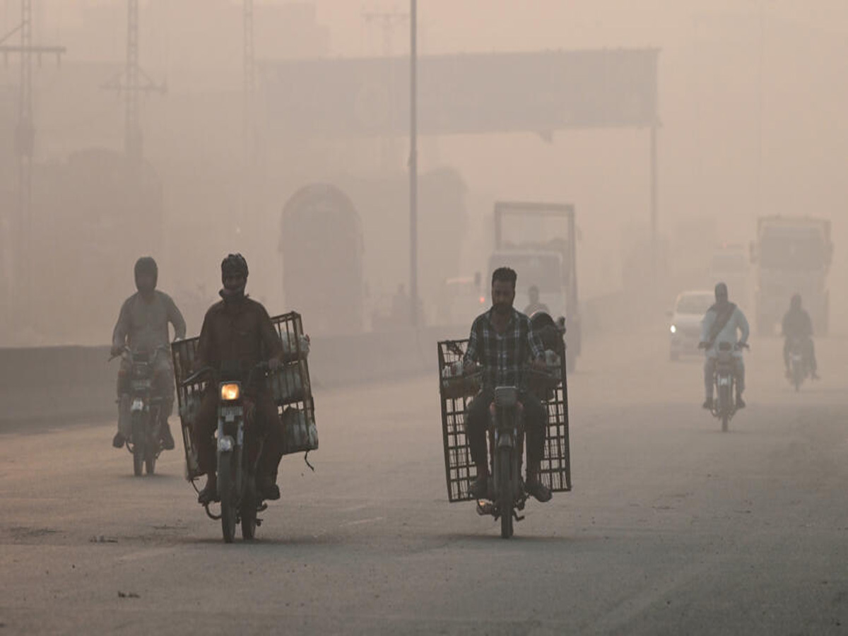 AQI: सही में गैस चैंबर बना पाकिस्तान का लाहौर, 1900 पहुंचा एक्यूआई AQI: सही में गैस चैंबर बना पाकिस्तान का लाहौर, 1900 पहुंचा एक्यूआई
