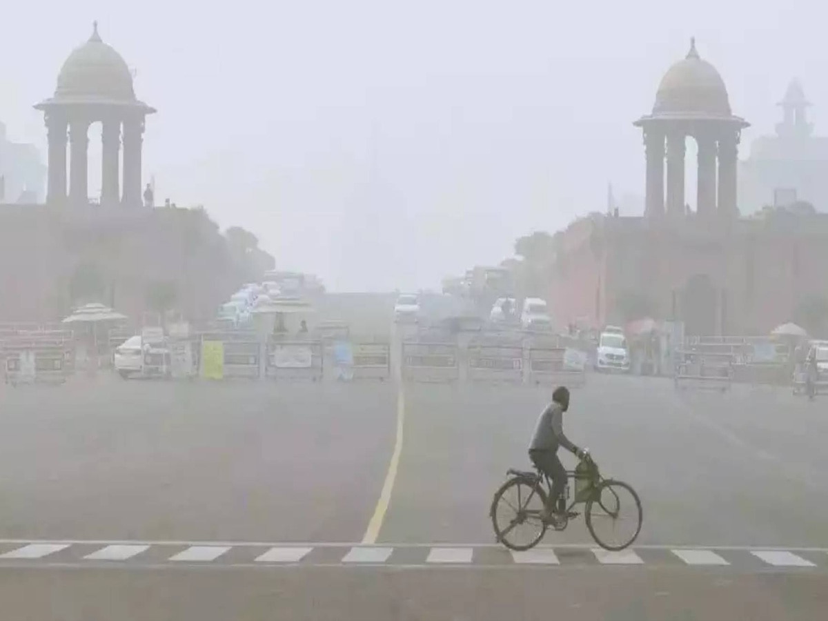 DELHI AQI: दिल्ली में बेहद खराब हुई हवा, 400 पार पहुंचा एक्यूआई