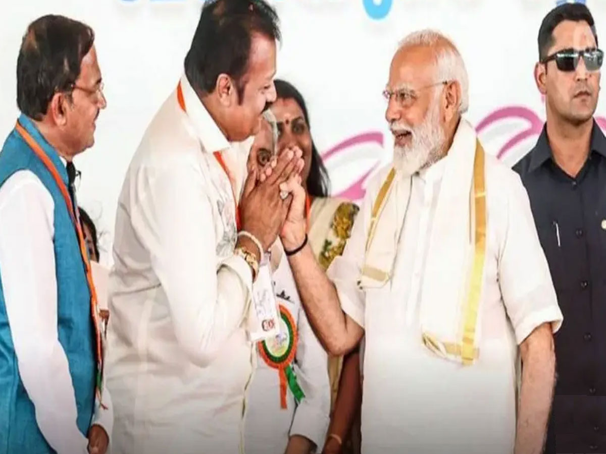 Suresh Gopi: एंबुलेंस में बैठकर क्यों आए थे केंद्रीय मंत्री सुरेश गोपी? बवाल के बाद केरल में कई धाराओं में मुकदमा दर्ज Suresh Gopi: एंबुलेंस में बैठकर क्यों आए थे केंद्रीय मंत्री सुरेश गोपी? बवाल के बाद केरल में कई धाराओं में मुकदमा दर्ज