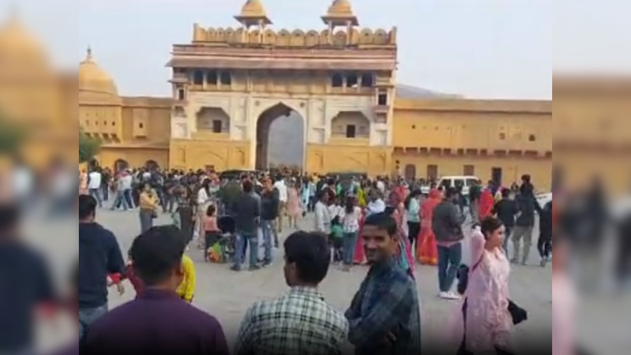 Jaipur News: प्रदेश में पर्यटन सीजन शुरू होते ही र्यटकों का आवागमन शुरू, ट्रैफिक पुलिस की सुचारू व्यवस्था नहीं होने से जाम के हालात
