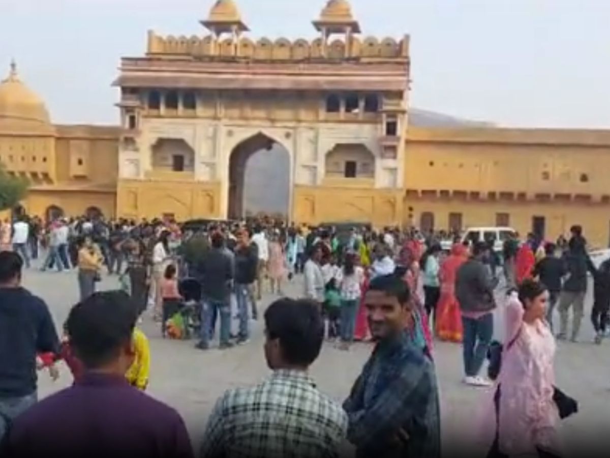 Jaipur News: प्रदेश में पर्यटन सीजन शुरू होते ही र्यटकों का आवागमन शुरू, ट्रैफिक पुलिस की सुचारू व्यवस्था नहीं होने से जाम के हालात Jaipur News: प्रदेश में पर्यटन सीजन शुरू होते ही र्यटकों का आवागमन शुरू, ट्रैफिक पुलिस की सुचारू व्यवस्था नहीं होने से जाम के हालात