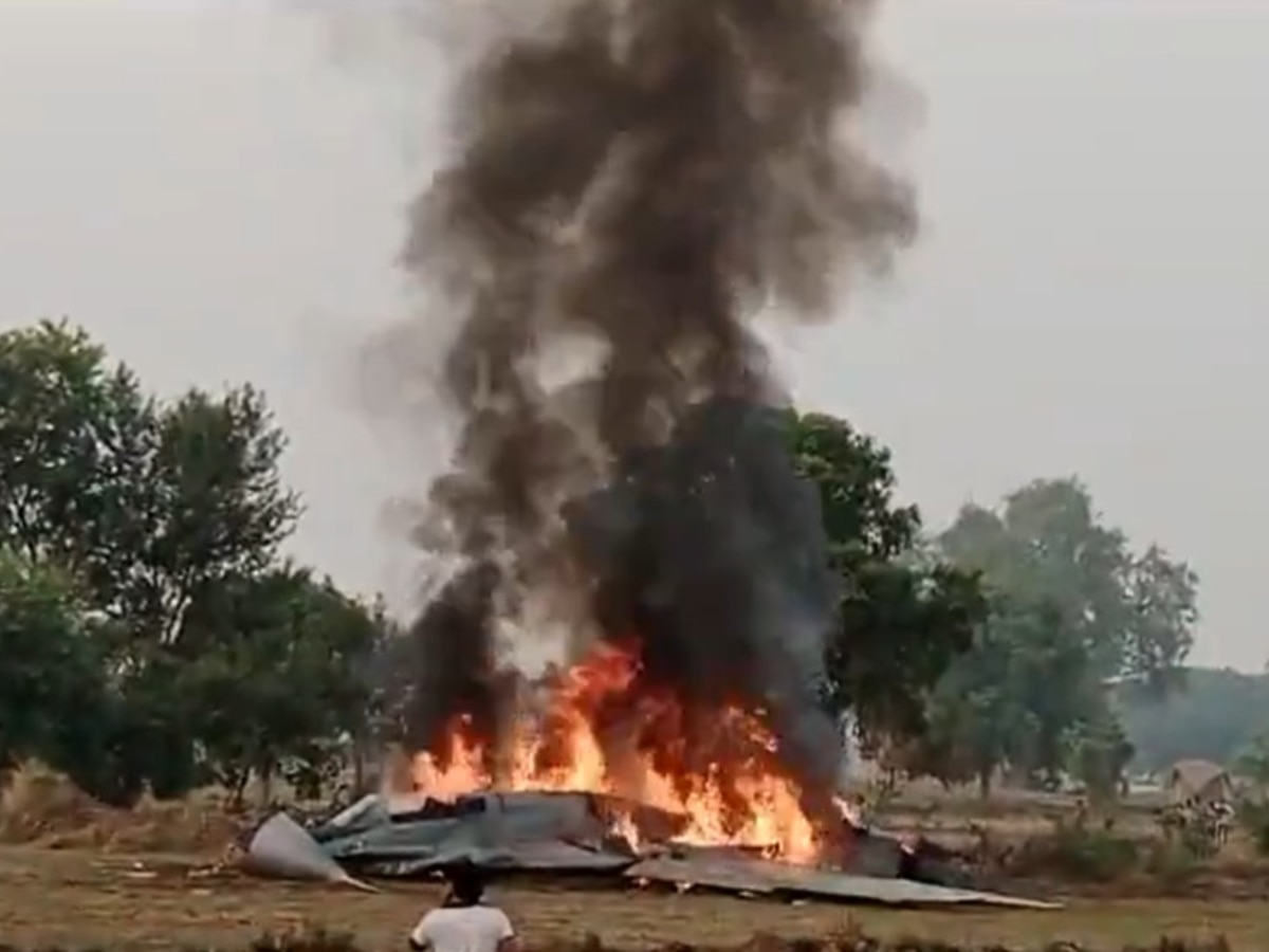 Agra Airforce Plane Crash: आगरा में वायुसेना का विमान क्रैश, पायलट समेत दो लोग बाल-बाल बचे