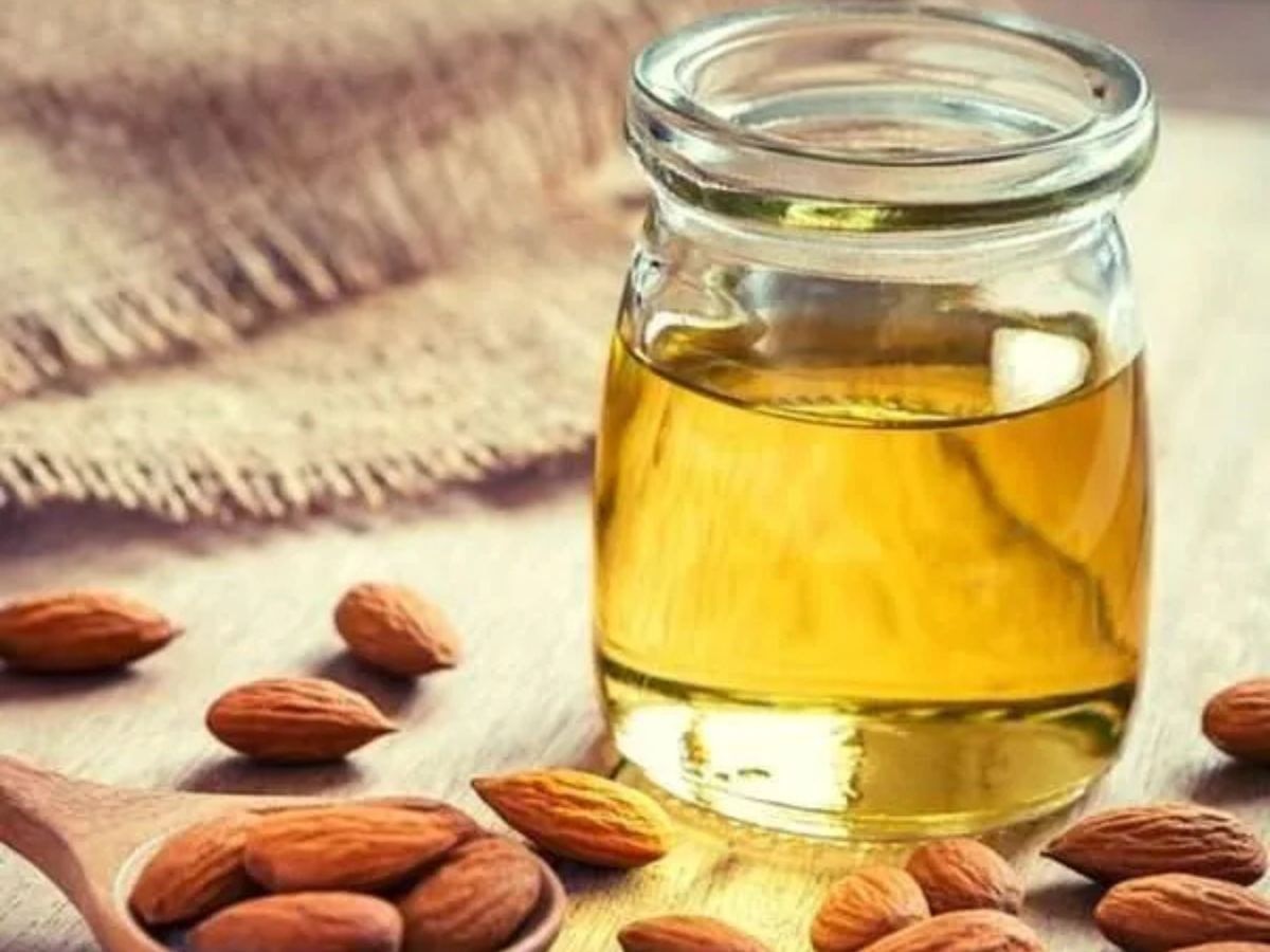 Almond Oil Benefits: बादाम के तेल में छुपा है ग्लोइंग स्किन का राज, जानिए क्यों है ये ब्यूटी एक्सपर्ट्स की पहली पसंद