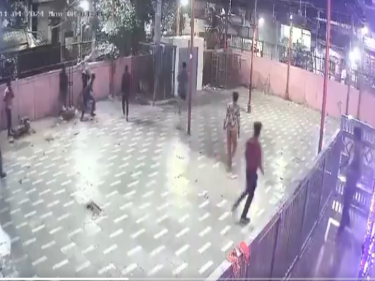 Delhi News: जहांगीरपुरी में मंदिर में पथराव, बच्चों के दो गुटों में झड़प का CCTV आया सामने