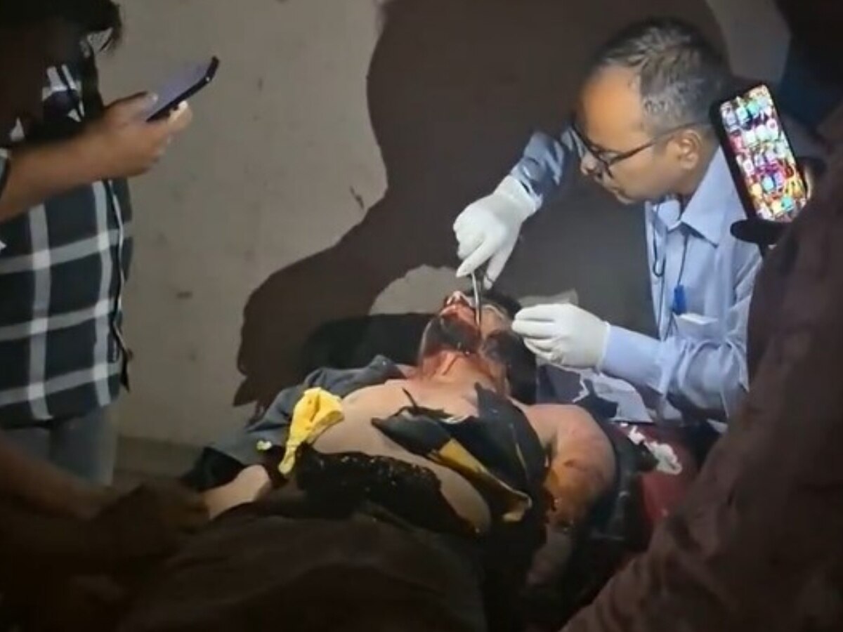 Churu News: राजकीय चिकित्सालय का वीडियो वायरल, मोबाइल की लाइट में हो रहा है इलाज Churu News: राजकीय चिकित्सालय का वीडियो वायरल, मोबाइल की लाइट में हो रहा है इलाज