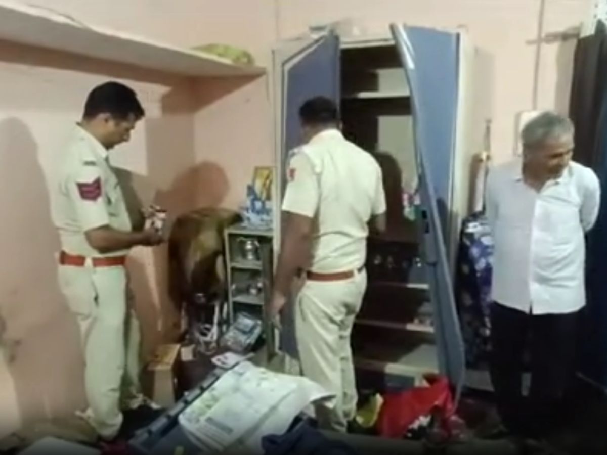 Kotputli News: जौहरी के घर से लाखों रुपये के गहने ले उड़े चोर, दीपावली मनाने जयपुर गया था परिवार 