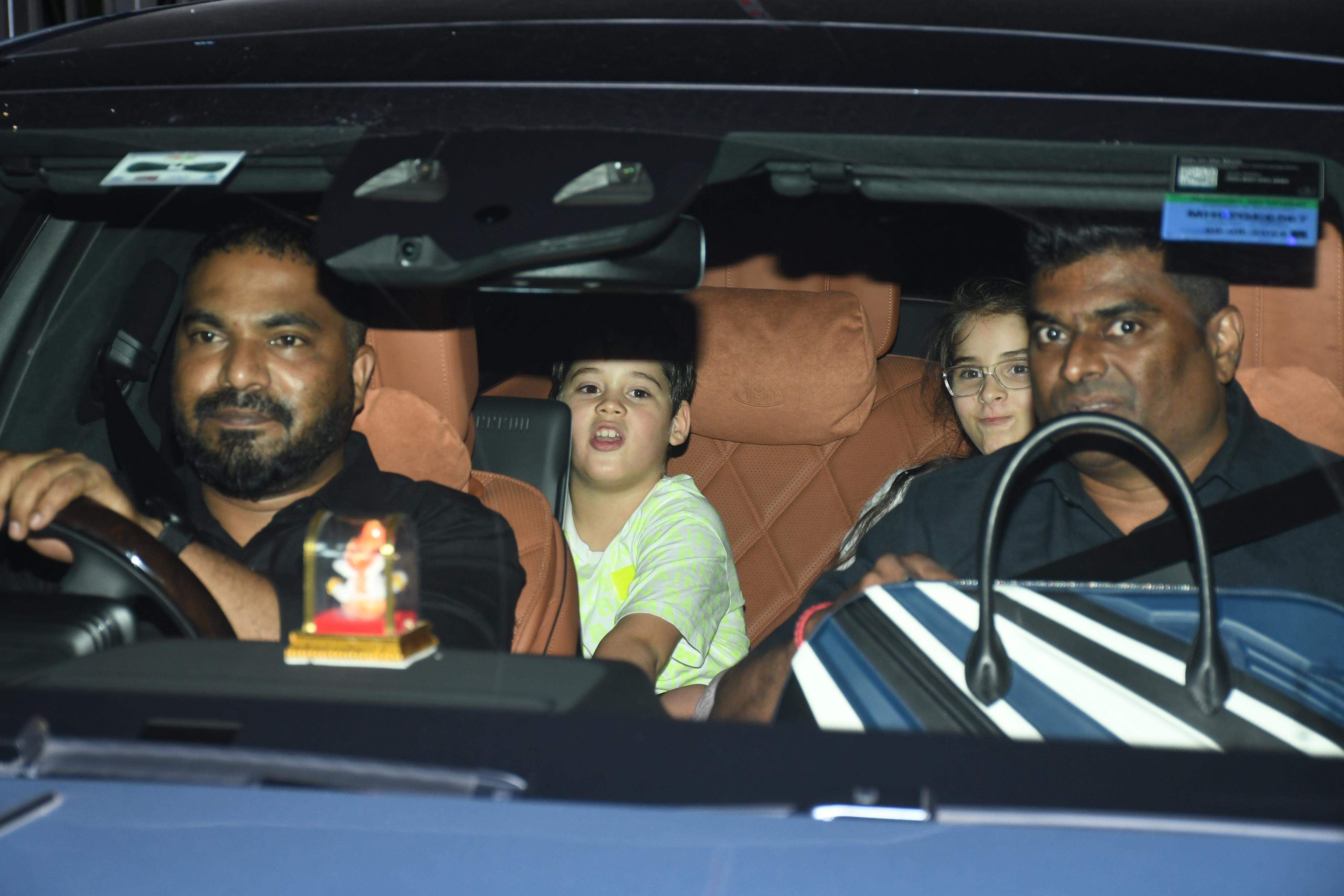 अपने दोनों बच्चों के साथ पहुंचे करण जौहर