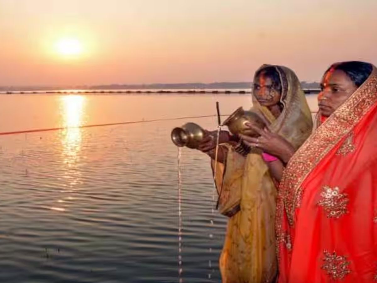 आज दिया जाएगा डूबते सूर्य देव को पहला अर्घ्य, जानिए सूर्योदय और सूर्यास्त का सही समय