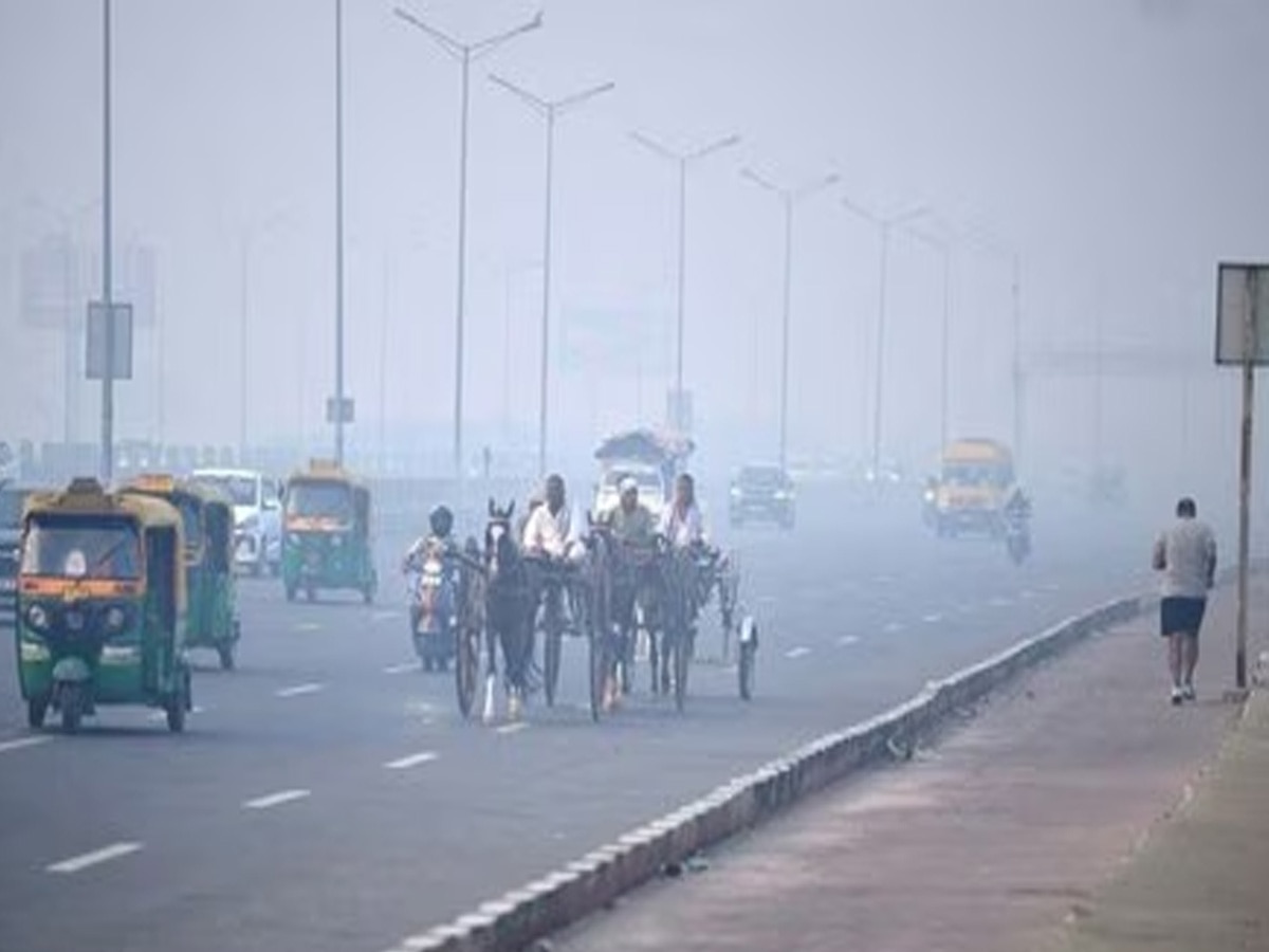 Delhi AQI: दिल्ली में जहरीली हुई हवा, इन इलाकों में एक्यूआई 400 से ऊपर