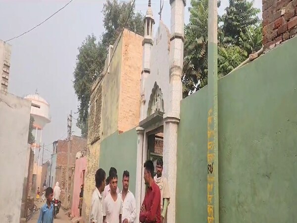 बागपत में 50 साल पुरानी एक मस्जिद के अवैध हिस्से को हटाने के आदेश पर हंगामा; विरोध में उतरी महिलाएं 