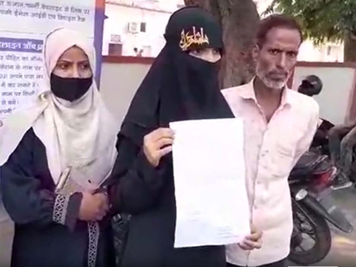 "तू मेरी मुरीद बन जा"; पति के मामू से परेशान महिला पहुंची SSP ऑफिस; लगाया ये गंभीर इलज़ाम! "तू मेरी मुरीद बन जा"; पति के मामू से परेशान महिला पहुंची SSP ऑफिस; लगाया ये गंभीर इलज़ाम!