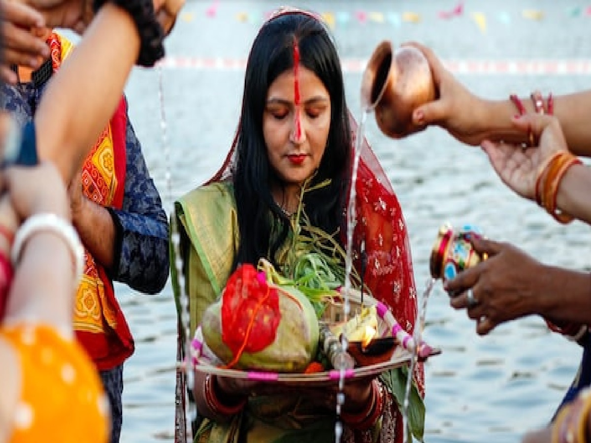 Chhath Puja 2024: डूबते सूर्य को अर्घ्य दे रही व्रतियां, पूरे राज्य में छठ पूजा की धूम 