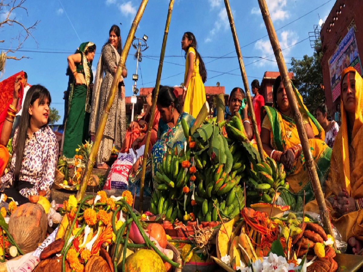 Chhath Puja 2024: छठ पर दिखी सूर्योपासना की अनूठी छटा, सुबह उगते सूर्य को अर्घ्य देने के साथ समाप्त होगा व्रत