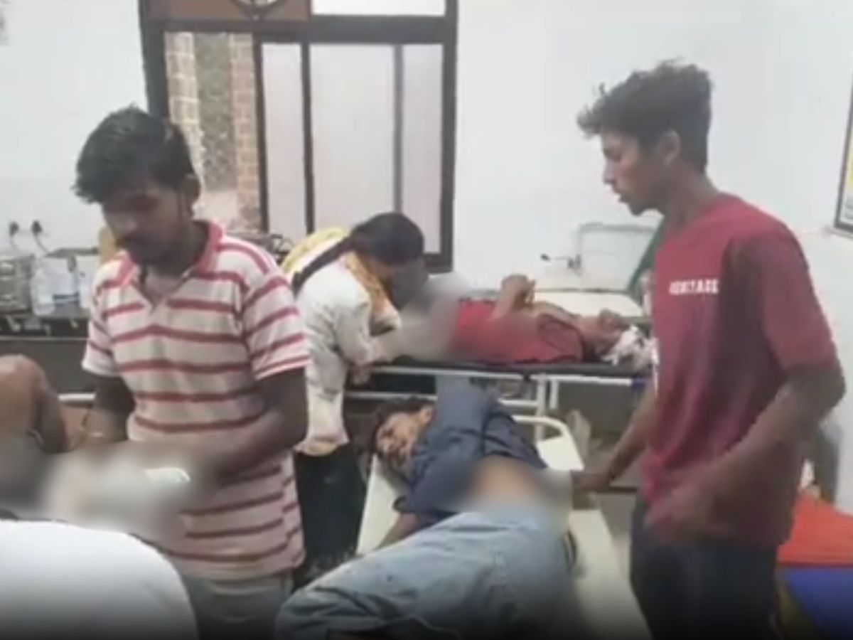 Dungarpur News: पिकअप और इको कार की जोरदार भिड़ंत, हादसे में 11 भाजपा कार्यकर्ता हुए घायल Dungarpur News: पिकअप और इको कार की जोरदार भिड़ंत, हादसे में 11 भाजपा कार्यकर्ता हुए घायल