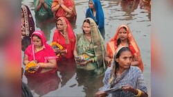 Delhi में श्रद्धालुओं ने लगाई आस्था की डुबकी, छठी मैया को अर्घ्य देकर की पूजा