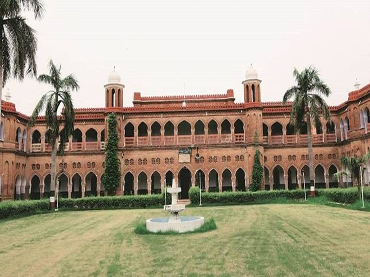 Aligarh Muslim University के माइनोरिटी स्टेटस पर आज फैसला, जानें पूरा मामला